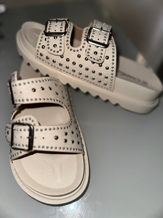 Sandalia tachuela beige